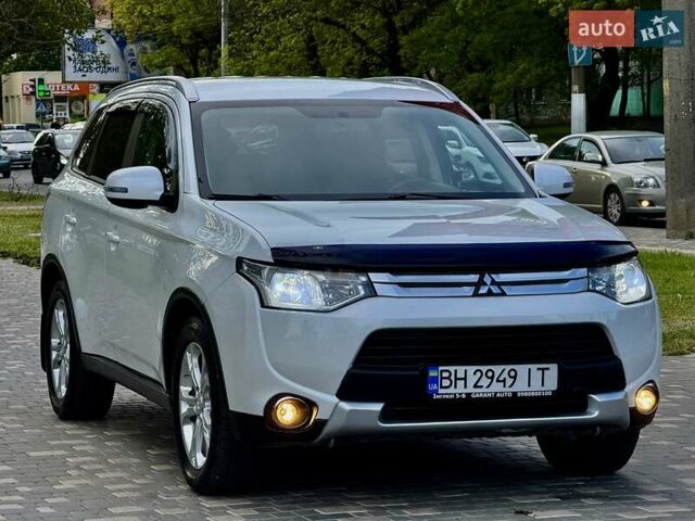 Белый Мицубиси Аутлендер, объемом двигателя 2.4 л и пробегом 140 тыс. км за 12900 $, фото 1 на Automoto.ua
