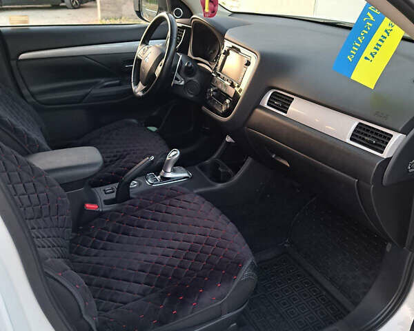 Белый Мицубиси Аутлендер, объемом двигателя 2 л и пробегом 143 тыс. км за 16300 $, фото 9 на Automoto.ua