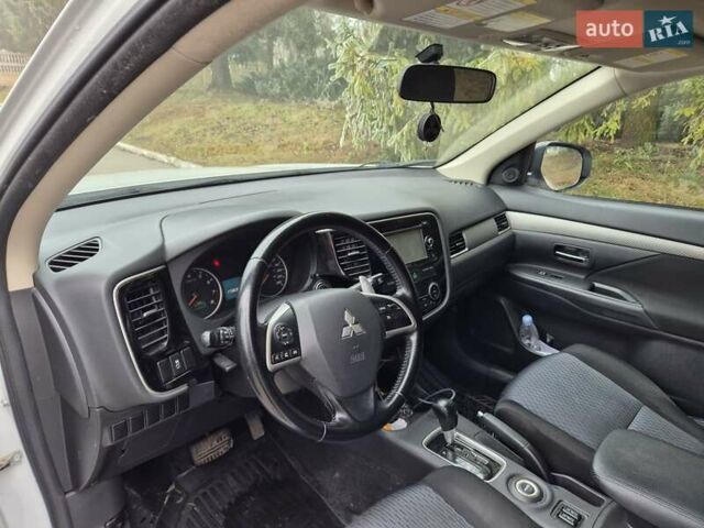 Белый Мицубиси Аутлендер, объемом двигателя 3 л и пробегом 173 тыс. км за 12700 $, фото 19 на Automoto.ua