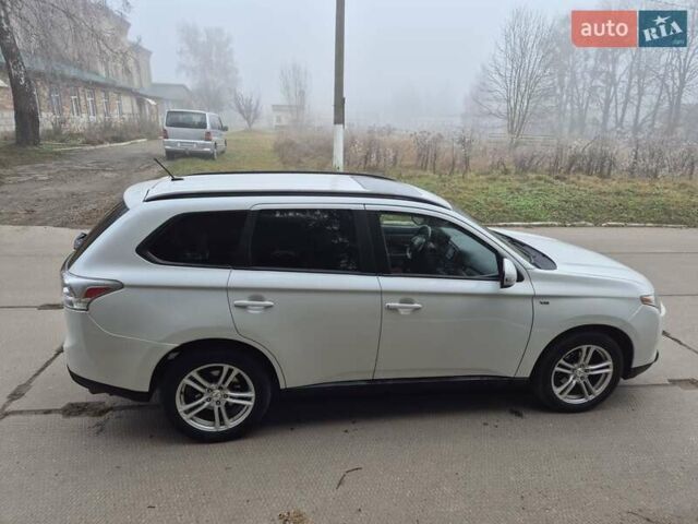 Белый Мицубиси Аутлендер, объемом двигателя 3 л и пробегом 173 тыс. км за 12700 $, фото 3 на Automoto.ua