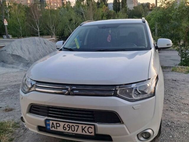 Белый Мицубиси Аутлендер, объемом двигателя 2 л и пробегом 143 тыс. км за 16000 $, фото 3 на Automoto.ua
