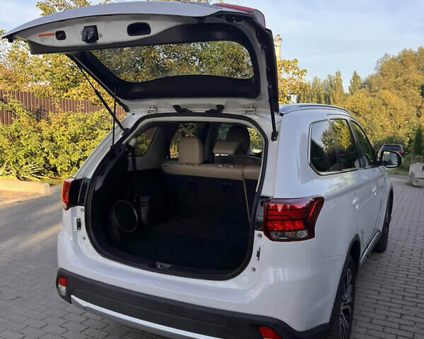 Белый Мицубиси Аутлендер, объемом двигателя 3 л и пробегом 197 тыс. км за 15300 $, фото 24 на Automoto.ua