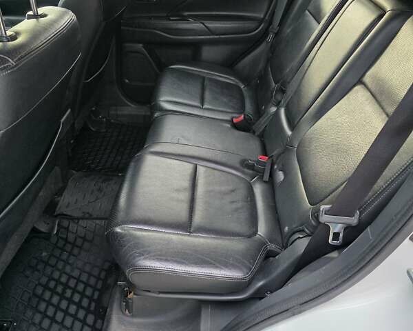 Белый Мицубиси Аутлендер, объемом двигателя 2.36 л и пробегом 169 тыс. км за 13300 $, фото 19 на Automoto.ua