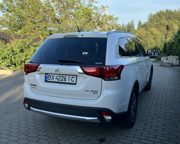 Белый Мицубиси Аутлендер, объемом двигателя 3 л и пробегом 197 тыс. км за 15500 $, фото 20 на Automoto.ua