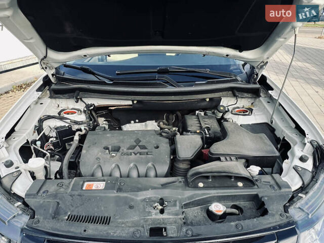 Белый Мицубиси Аутлендер, объемом двигателя 2.4 л и пробегом 147 тыс. км за 12999 $, фото 47 на Automoto.ua