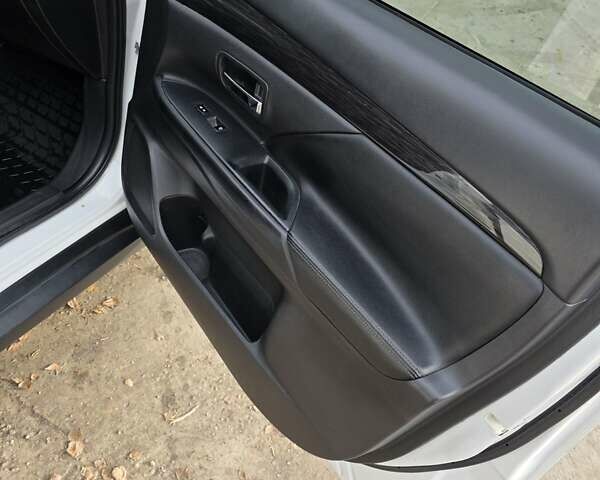 Белый Мицубиси Аутлендер, объемом двигателя 2.36 л и пробегом 169 тыс. км за 13300 $, фото 11 на Automoto.ua