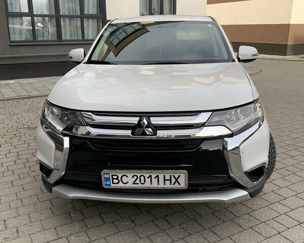 Белый Мицубиси Аутлендер, объемом двигателя 2.36 л и пробегом 47 тыс. км за 16000 $, фото 2 на Automoto.ua