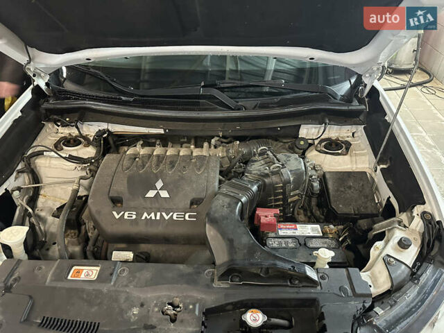 Белый Мицубиси Аутлендер, объемом двигателя 3 л и пробегом 310 тыс. км за 12700 $, фото 50 на Automoto.ua