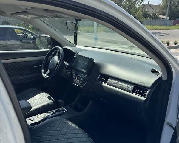 Білий Міцубісі Аутлендер, об'ємом двигуна 2.4 л та пробігом 91 тис. км за 15900 $, фото 7 на Automoto.ua