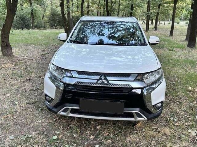 Білий Міцубісі Аутлендер, об'ємом двигуна 3 л та пробігом 109 тис. км за 10500 $, фото 2 на Automoto.ua
