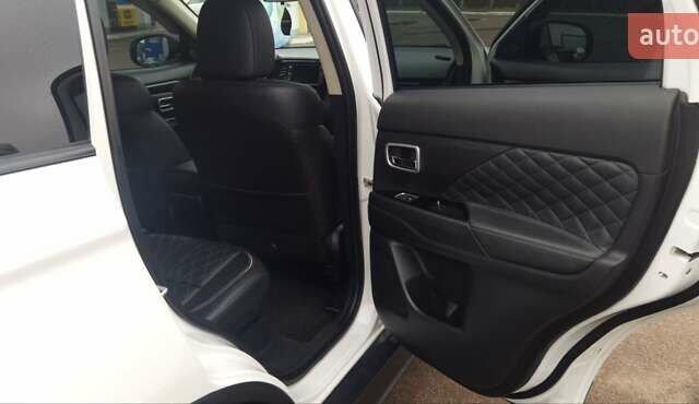 Белый Мицубиси Аутлендер, объемом двигателя 2.4 л и пробегом 240 тыс. км за 14900 $, фото 13 на Automoto.ua