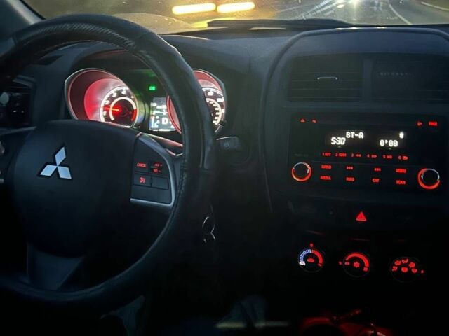 Белый Мицубиси Аутлендер, объемом двигателя 2 л и пробегом 255 тыс. км за 11500 $, фото 2 на Automoto.ua