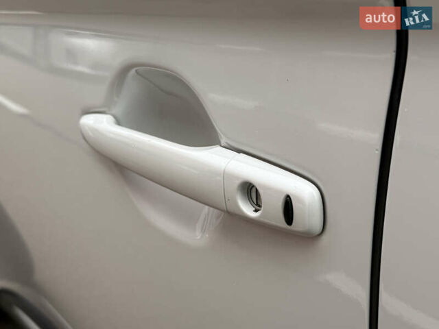 Белый Мицубиси Аутлендер, объемом двигателя 2.4 л и пробегом 160 тыс. км за 16600 $, фото 16 на Automoto.ua