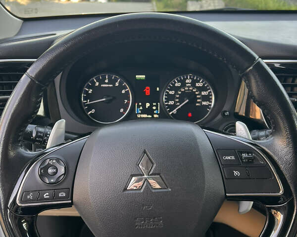 Белый Мицубиси Аутлендер, объемом двигателя 3 л и пробегом 197 тыс. км за 15500 $, фото 33 на Automoto.ua