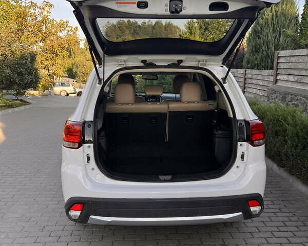 Белый Мицубиси Аутлендер, объемом двигателя 3 л и пробегом 197 тыс. км за 15300 $, фото 25 на Automoto.ua