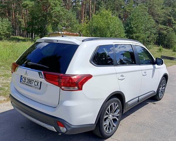 Белый Мицубиси Аутлендер, объемом двигателя 2.36 л и пробегом 142 тыс. км за 15100 $, фото 3 на Automoto.ua