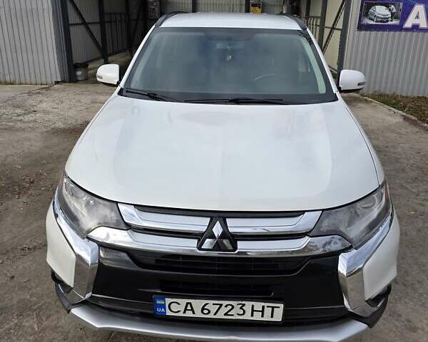 Белый Мицубиси Аутлендер, объемом двигателя 2.36 л и пробегом 169 тыс. км за 13300 $, фото 5 на Automoto.ua