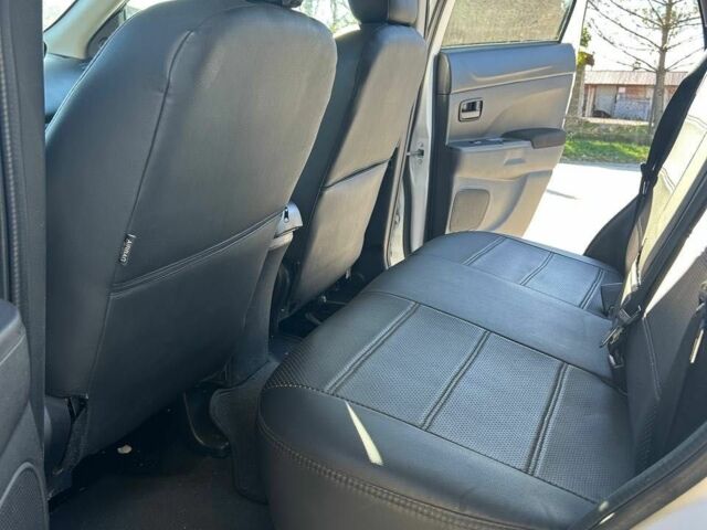 Белый Мицубиси Аутлендер, объемом двигателя 2 л и пробегом 255 тыс. км за 11500 $, фото 6 на Automoto.ua