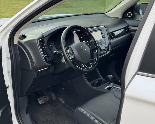 Белый Мицубиси Аутлендер, объемом двигателя 3 л и пробегом 310 тыс. км за 12700 $, фото 45 на Automoto.ua