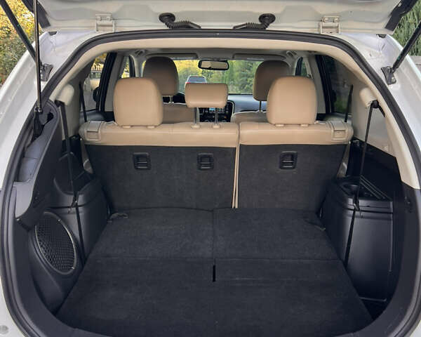 Белый Мицубиси Аутлендер, объемом двигателя 3 л и пробегом 197 тыс. км за 15500 $, фото 29 на Automoto.ua