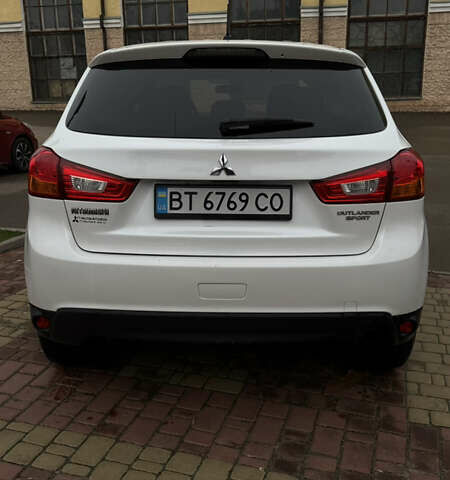 Белый Мицубиси Аутлендер, объемом двигателя 2 л и пробегом 161 тыс. км за 9200 $, фото 4 на Automoto.ua