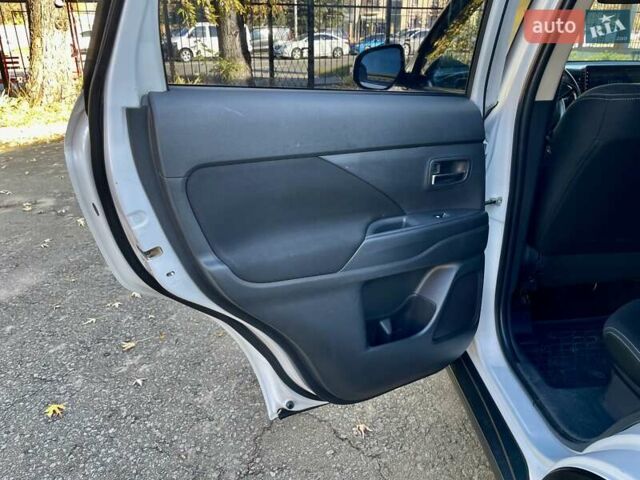 Белый Мицубиси Аутлендер, объемом двигателя 2 л и пробегом 146 тыс. км за 14500 $, фото 30 на Automoto.ua