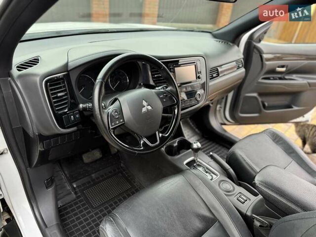 Белый Мицубиси Аутлендер, объемом двигателя 2.36 л и пробегом 191 тыс. км за 13950 $, фото 28 на Automoto.ua