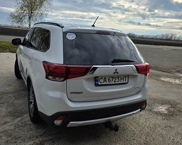 Белый Мицубиси Аутлендер, объемом двигателя 2.36 л и пробегом 169 тыс. км за 13300 $, фото 2 на Automoto.ua