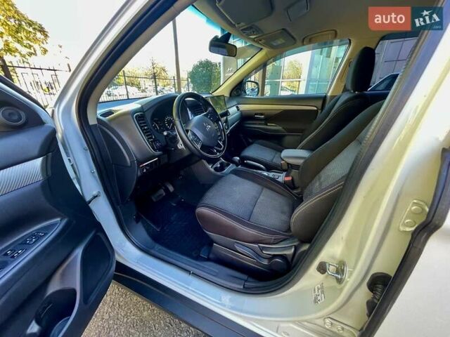 Белый Мицубиси Аутлендер, объемом двигателя 2 л и пробегом 146 тыс. км за 14500 $, фото 16 на Automoto.ua