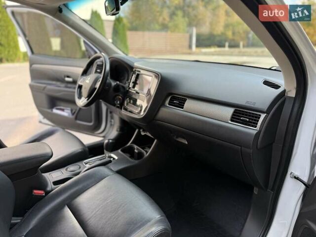 Міцубісі Аутлендер 2015 у Дніпро (Дніпропетровську) на Automoto.ua Білий Міцубісі Аутлендер, об'ємом двигуна 2.36 л та пробігом 178 тис. км за 14500 $, фото 23 на Automoto.ua