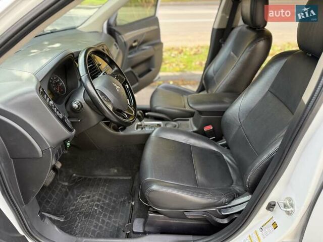 Міцубісі Аутлендер 2015 у Дніпро (Дніпропетровську) на Automoto.ua Білий Міцубісі Аутлендер, об'ємом двигуна 2.36 л та пробігом 178 тис. км за 14500 $, фото 9 на Automoto.ua