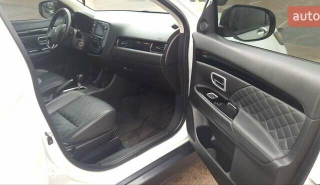 Белый Мицубиси Аутлендер, объемом двигателя 2.4 л и пробегом 240 тыс. км за 14900 $, фото 16 на Automoto.ua