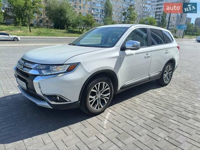 Белый Мицубиси Аутлендер, объемом двигателя 2.36 л и пробегом 145 тыс. км за 15200 $, фото 1 на Automoto.ua