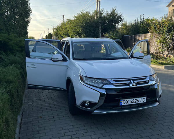 Белый Мицубиси Аутлендер, объемом двигателя 3 л и пробегом 197 тыс. км за 15300 $, фото 11 на Automoto.ua