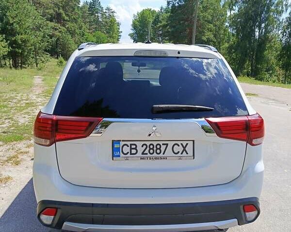 Белый Мицубиси Аутлендер, объемом двигателя 2.36 л и пробегом 142 тыс. км за 15100 $, фото 2 на Automoto.ua