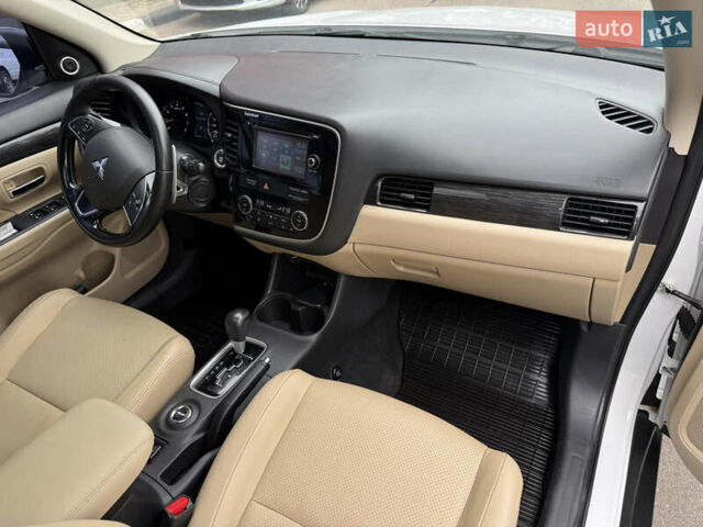 Белый Мицубиси Аутлендер, объемом двигателя 2.4 л и пробегом 160 тыс. км за 16500 $, фото 26 на Automoto.ua