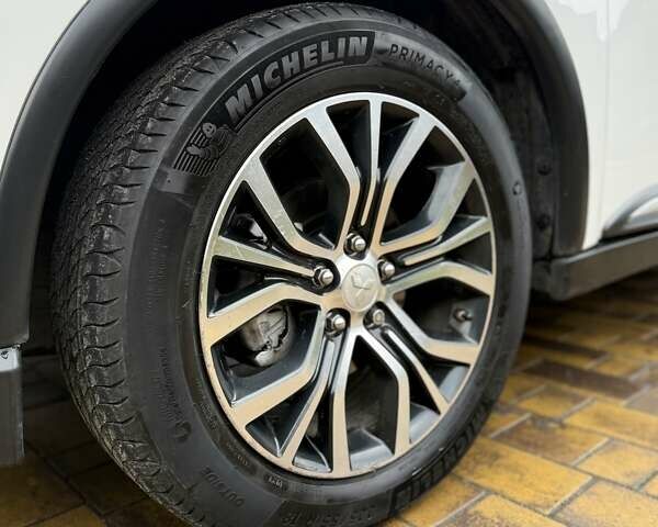 Белый Мицубиси Аутлендер, объемом двигателя 2.36 л и пробегом 191 тыс. км за 13950 $, фото 15 на Automoto.ua