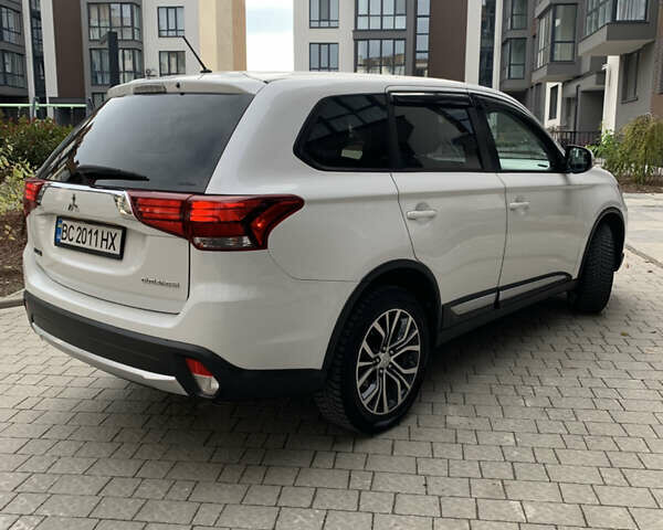 Белый Мицубиси Аутлендер, объемом двигателя 2.36 л и пробегом 47 тыс. км за 16000 $, фото 5 на Automoto.ua