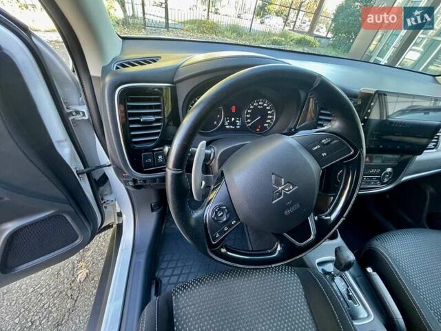 Белый Мицубиси Аутлендер, объемом двигателя 2 л и пробегом 146 тыс. км за 14500 $, фото 18 на Automoto.ua