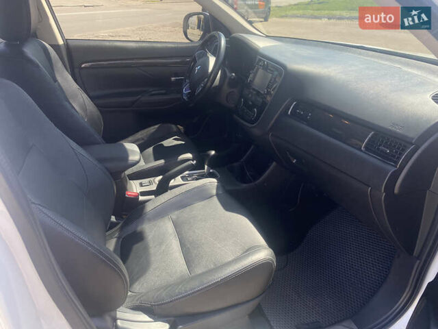 Білий Міцубісі Аутлендер, об'ємом двигуна 2.36 л та пробігом 159 тис. км за 15500 $, фото 13 на Automoto.ua