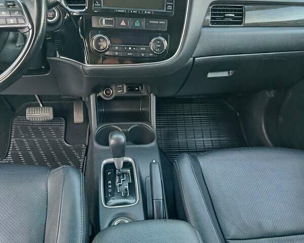 Белый Мицубиси Аутлендер, объемом двигателя 2.2 л и пробегом 225 тыс. км за 16350 $, фото 30 на Automoto.ua