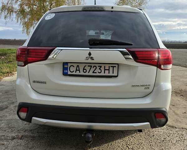 Белый Мицубиси Аутлендер, объемом двигателя 2.36 л и пробегом 169 тыс. км за 13300 $, фото 4 на Automoto.ua