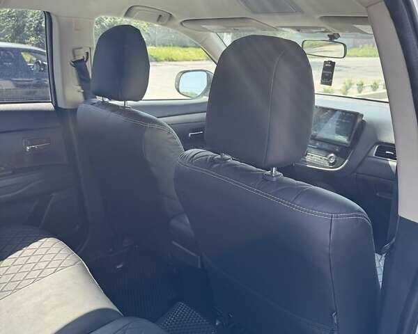 Белый Мицубиси Аутлендер, объемом двигателя 2.4 л и пробегом 91 тыс. км за 14900 $, фото 9 на Automoto.ua