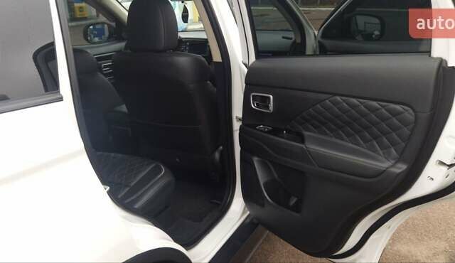 Белый Мицубиси Аутлендер, объемом двигателя 2.4 л и пробегом 240 тыс. км за 14900 $, фото 14 на Automoto.ua