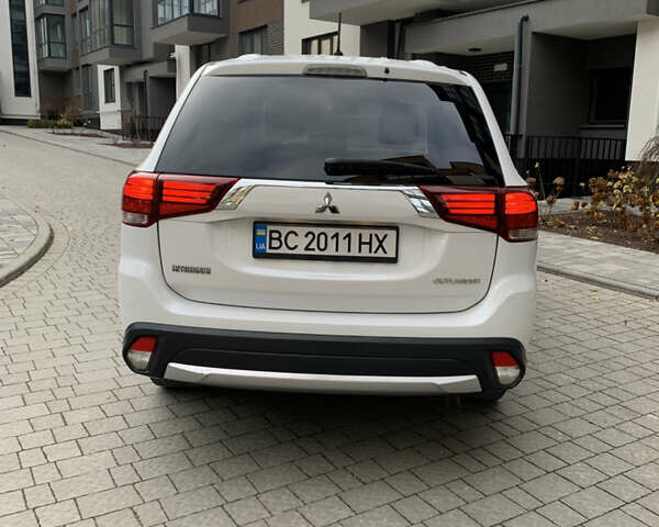 Белый Мицубиси Аутлендер, объемом двигателя 2.36 л и пробегом 47 тыс. км за 16000 $, фото 6 на Automoto.ua