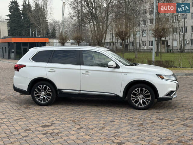 Белый Мицубиси Аутлендер, объемом двигателя 3 л и пробегом 310 тыс. км за 12700 $, фото 3 на Automoto.ua