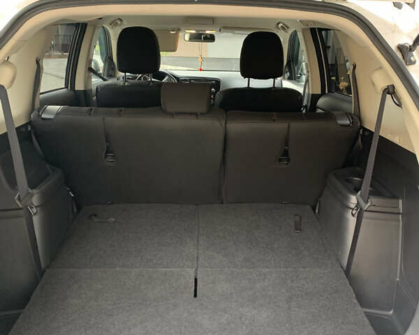 Белый Мицубиси Аутлендер, объемом двигателя 2.36 л и пробегом 47 тыс. км за 16000 $, фото 11 на Automoto.ua