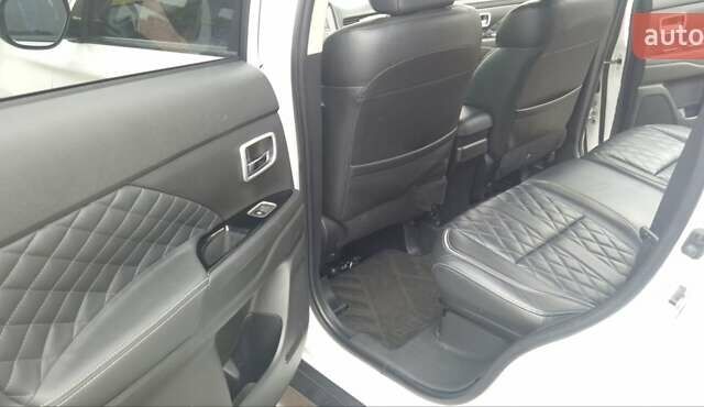 Белый Мицубиси Аутлендер, объемом двигателя 2.4 л и пробегом 240 тыс. км за 14900 $, фото 18 на Automoto.ua