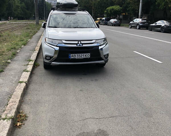 Белый Мицубиси Аутлендер, объемом двигателя 3 л и пробегом 159 тыс. км за 18000 $, фото 5 на Automoto.ua