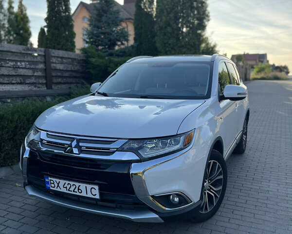 Белый Мицубиси Аутлендер, объемом двигателя 3 л и пробегом 197 тыс. км за 15300 $, фото 7 на Automoto.ua